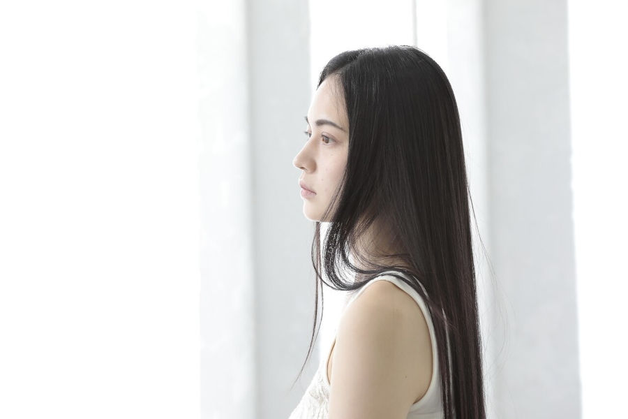 綺麗なストレートヘアの女性の写真