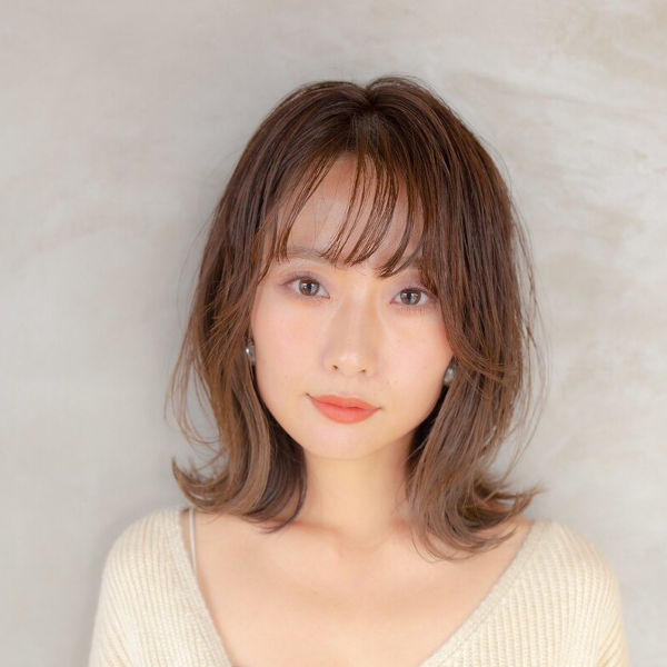 外はねスタイルの女性の写真