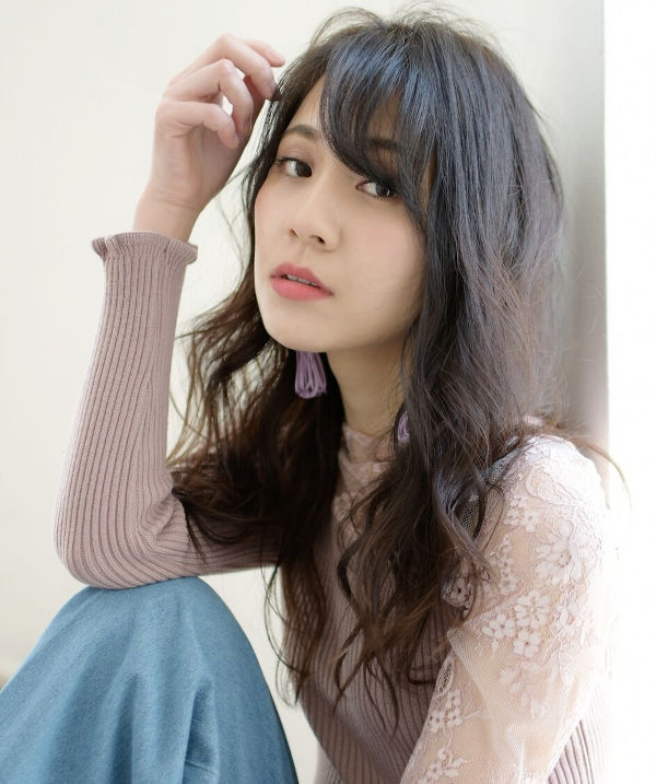 ポーズをとった女性の写真