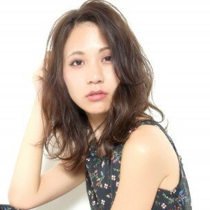 似合うパーマスタイルの女性の写真