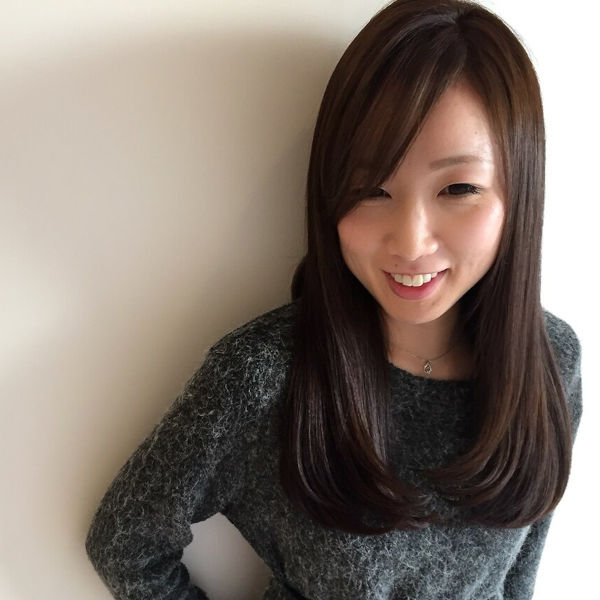 壁にもたれかかる女性の写真