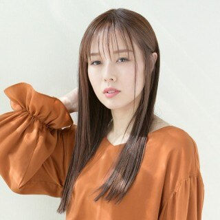 髪に手を当てた女性の写真