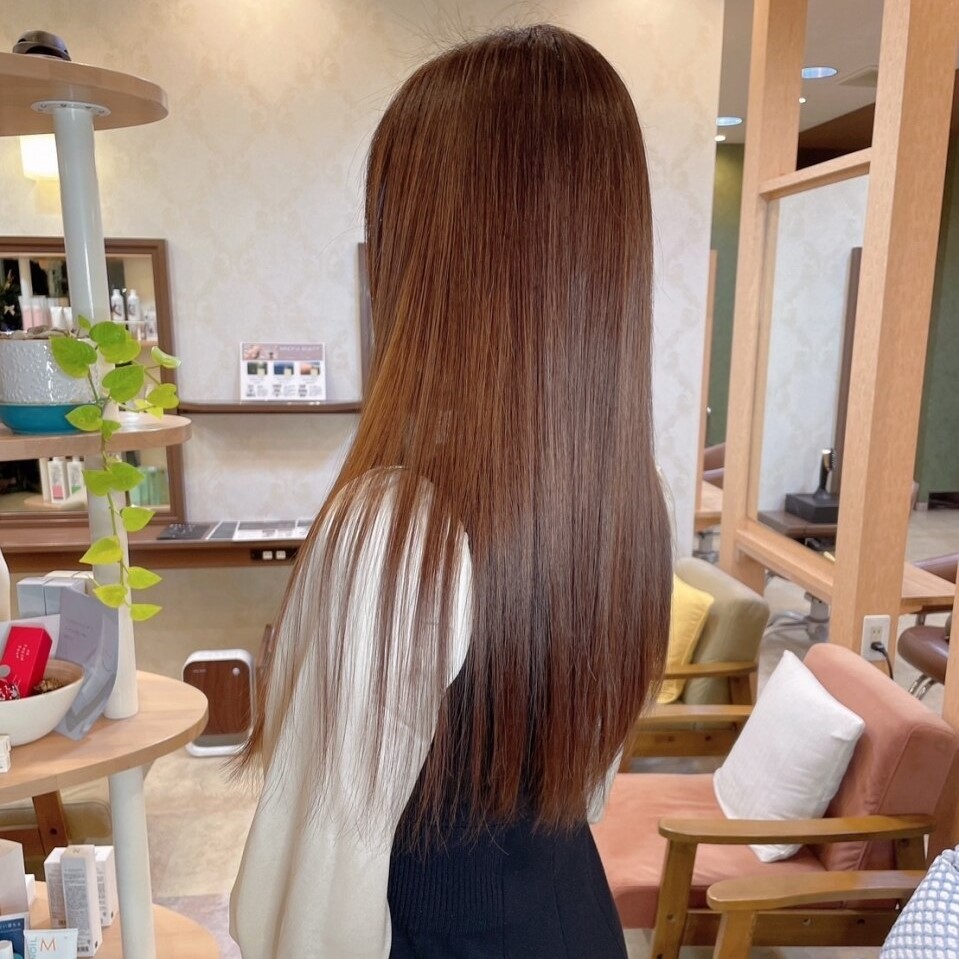 ナチュラルなストレートヘアの施術例。