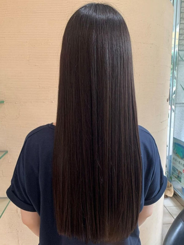 綺麗なロングヘアの女性の写真