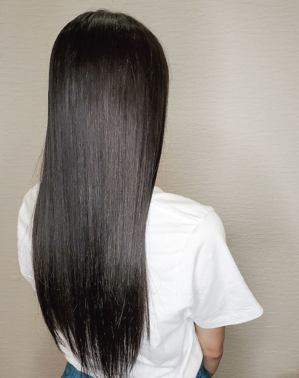 トリートメントをプラスしたサラサラストレートヘア。