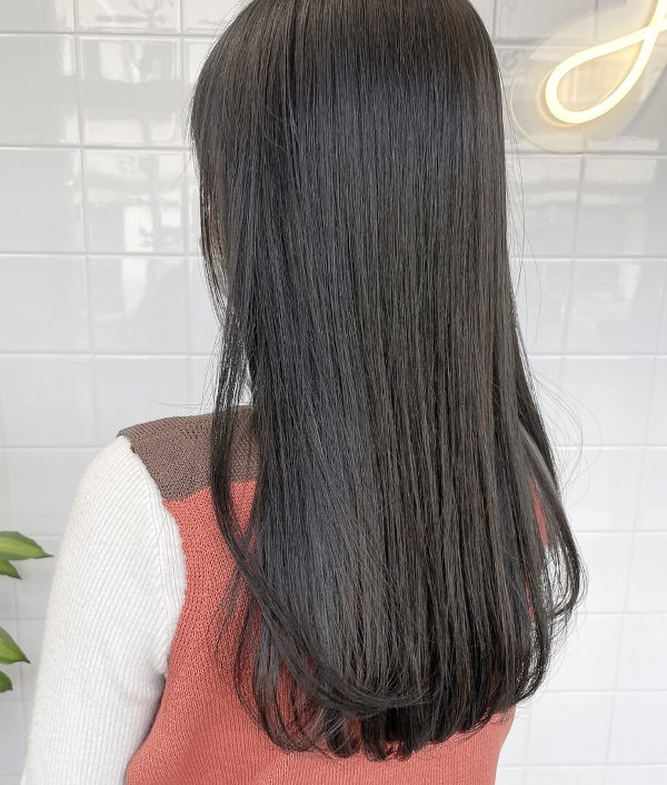 柔らかな手触りのストレートヘアの施術例