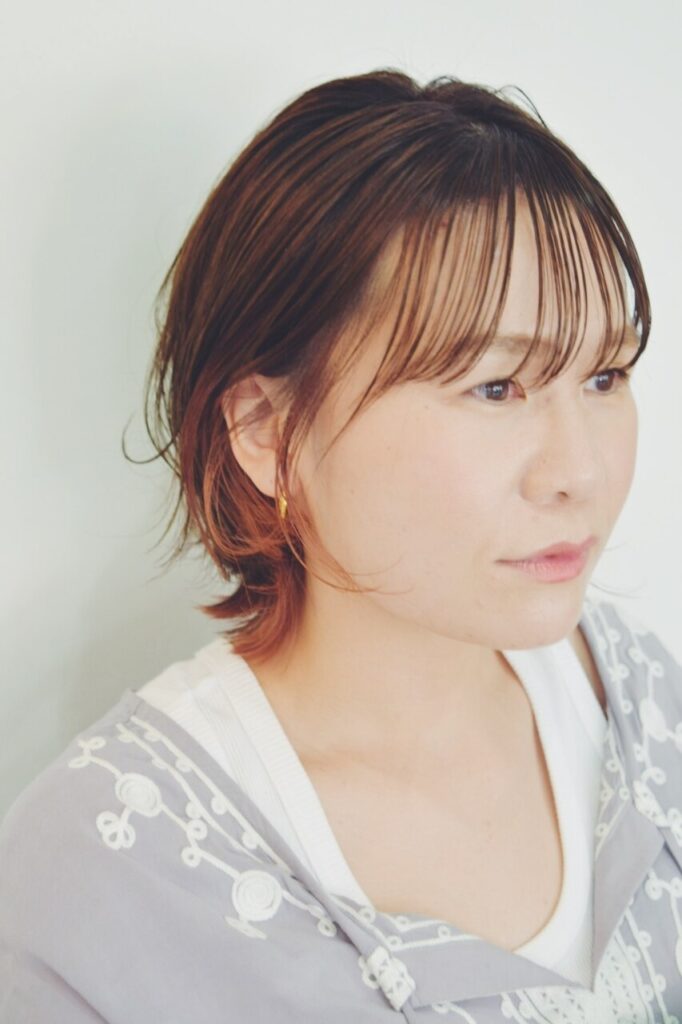 パーマをかけたショートスタイルのスタイル例。