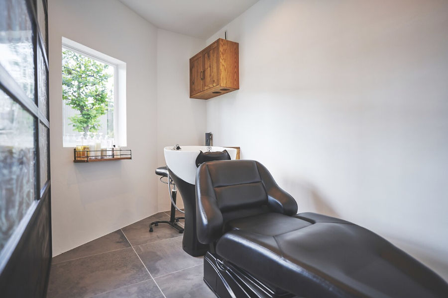private hair salon moyuのヘッドスパの施術台の写真