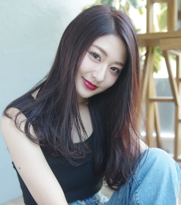 ワンレングスのストレートの女性の写真