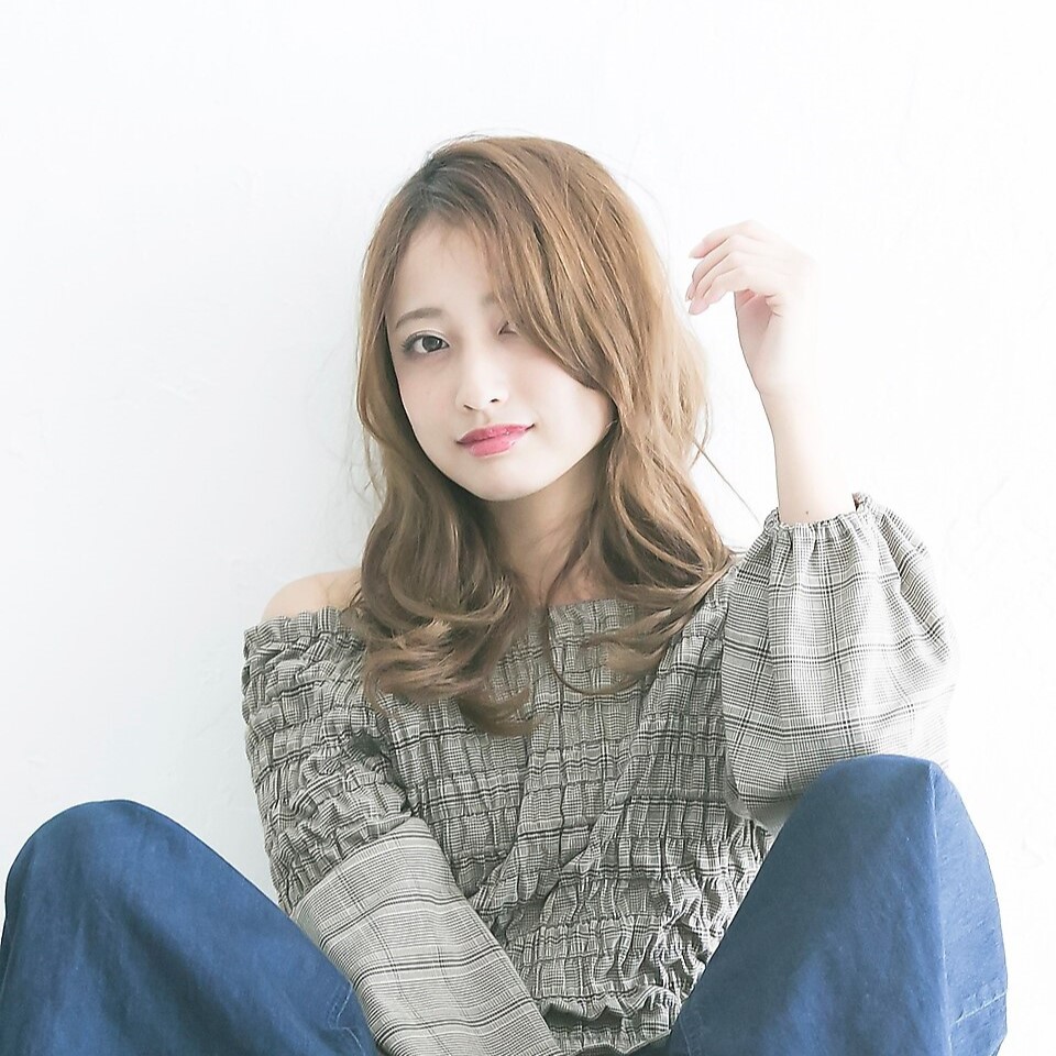 髪に手を当てた女性の写真
