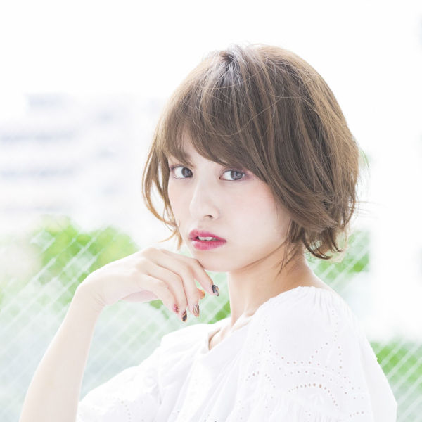 頬杖をつく女性の写真