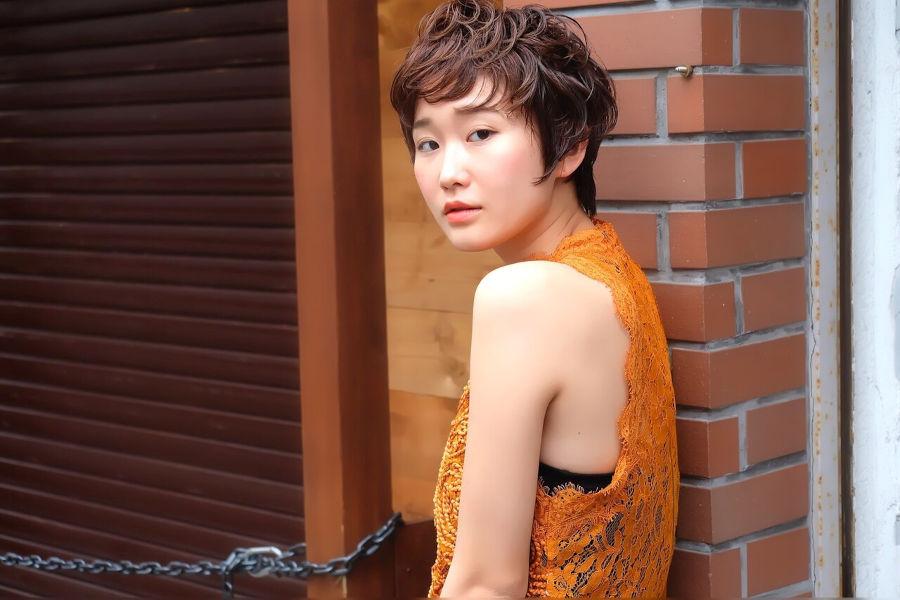 ショートカットの女性の写真