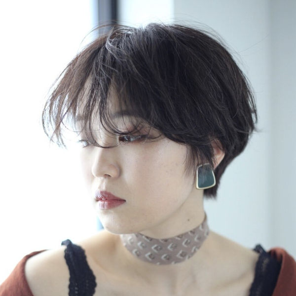 ショートカットの女性の横顔