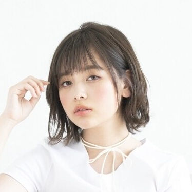髪に手を当てた女性の写真