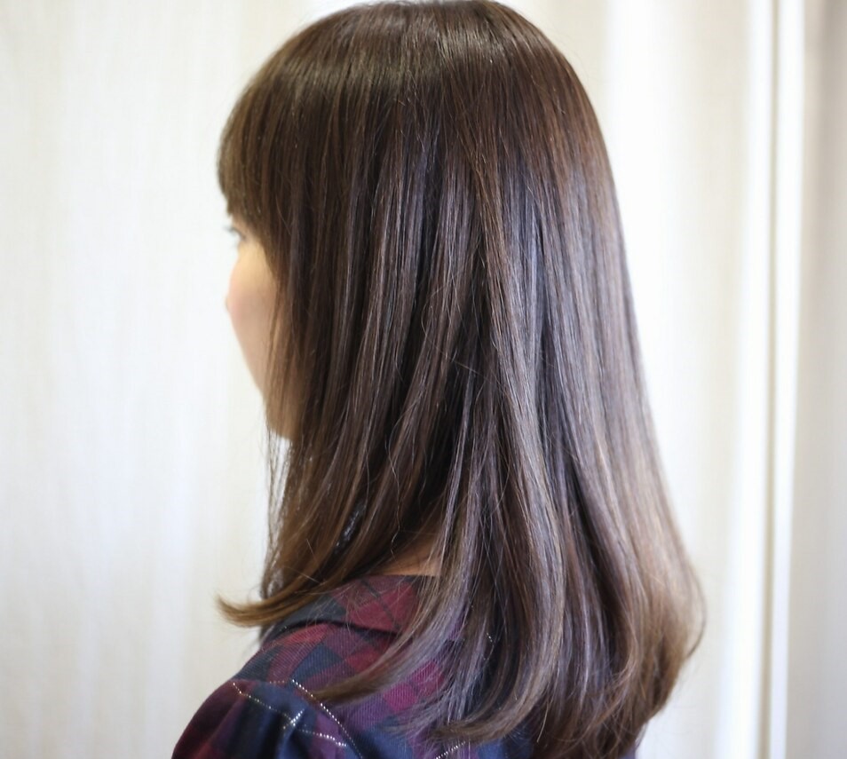 ストレートヘアの女性の写真