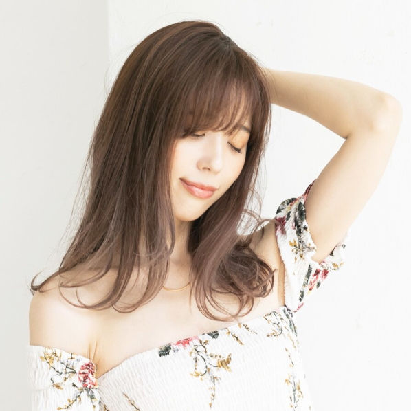 頭に手を当てた女性の写真