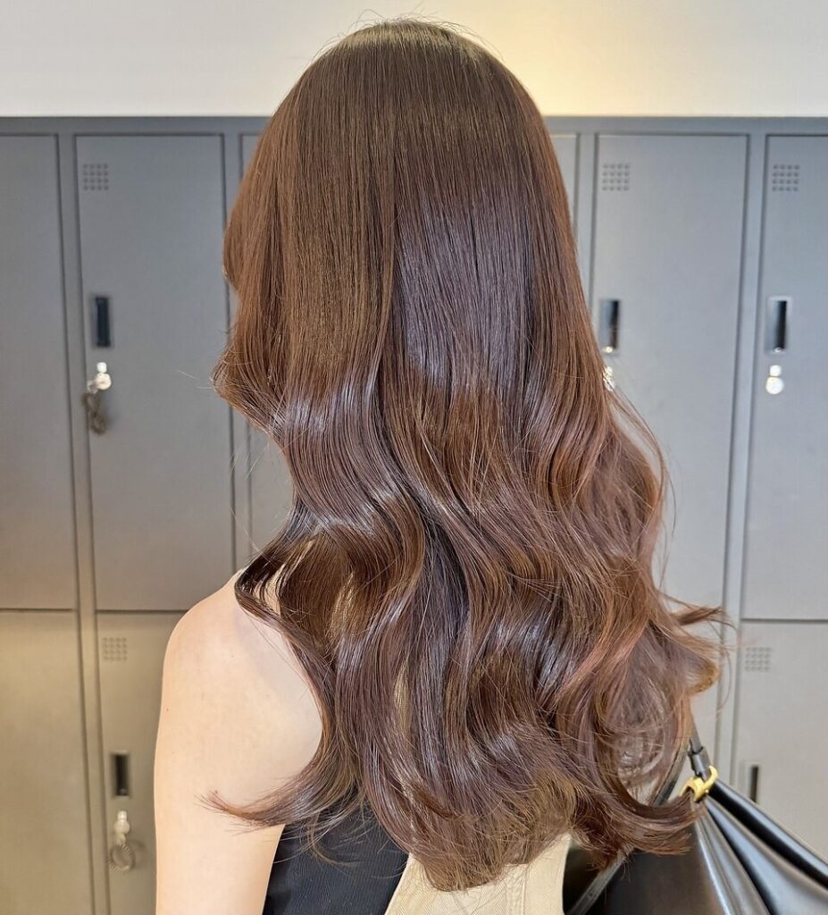 綺麗なロングヘアの女性の写真