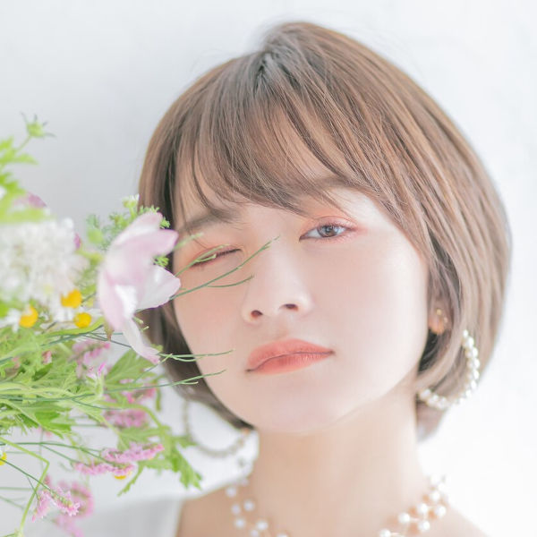 ウィンクをした女性の写真
