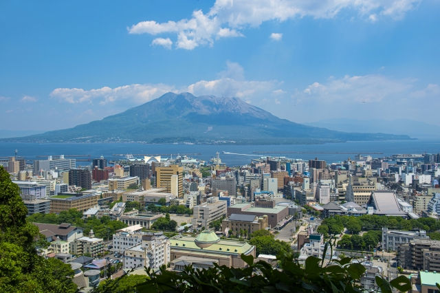 桜島と鹿児島市街の風景