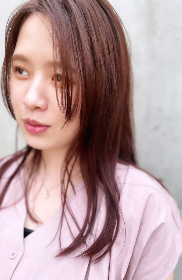 壁にもたれかかる女性の写真