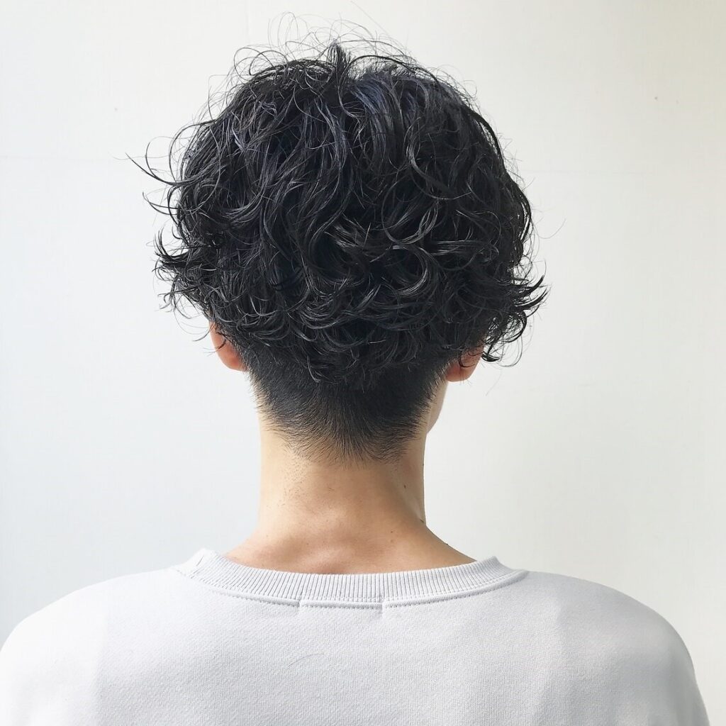 パーマを取り入れたメンズスタイルの写真