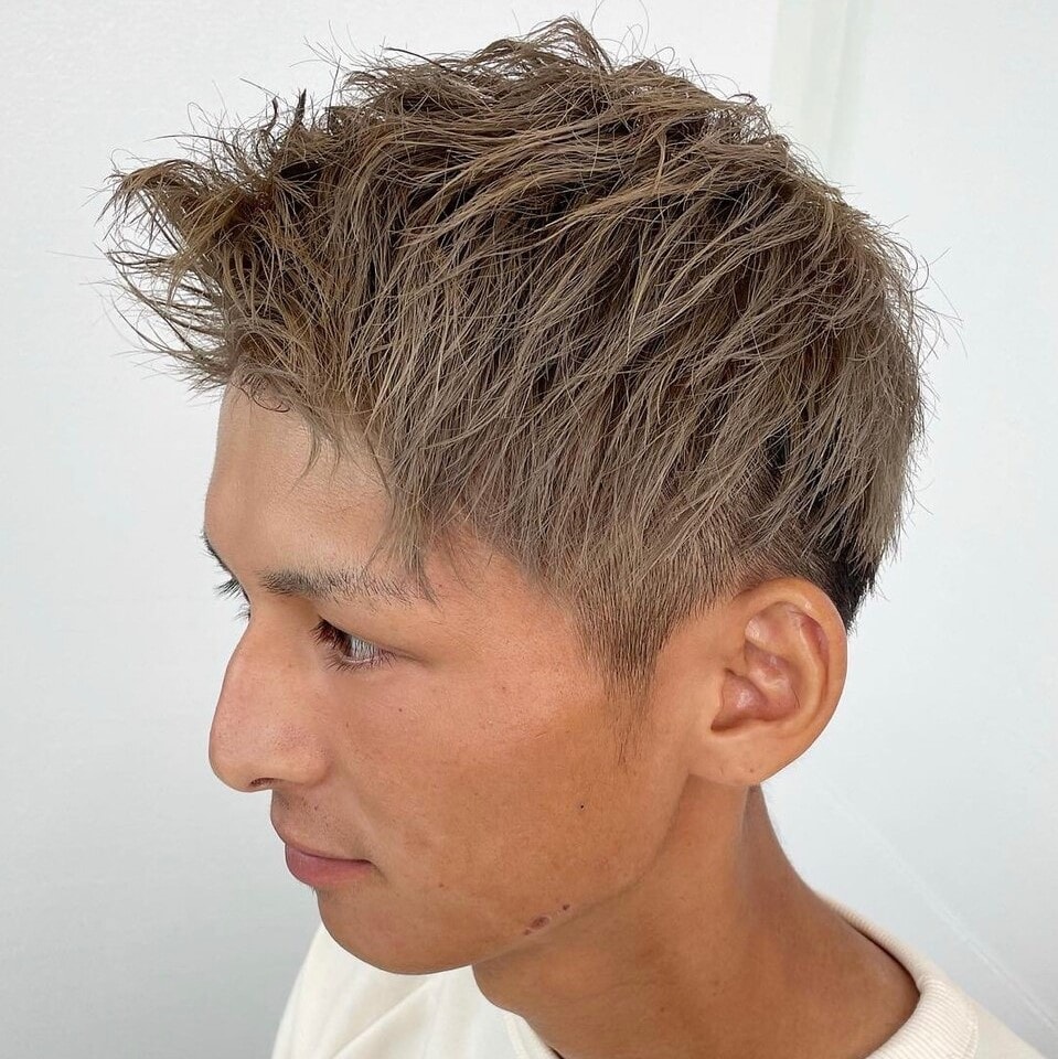 ツーブロックスタイルの男性の写真
