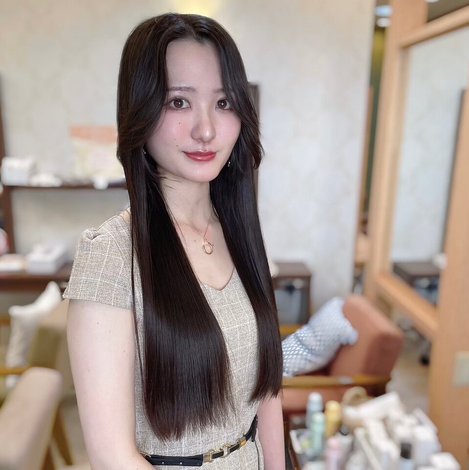 ナチュラルなストレートヘアの施術例。
