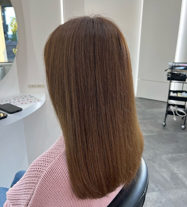 ブルージュヘアーのストレートスタイル