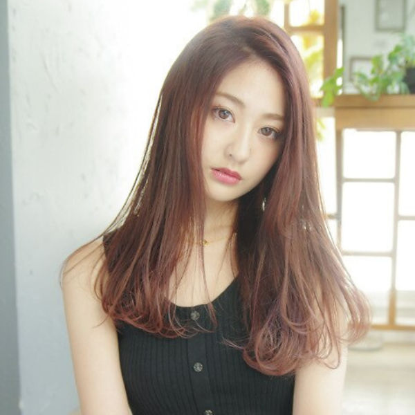 ロングヘアの女性が首をかしげている写真