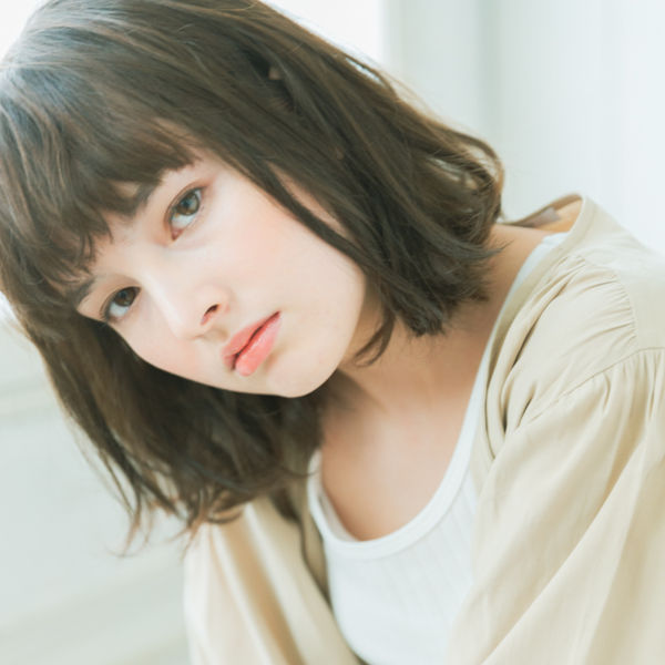 首を傾げたボブスタイルの女性