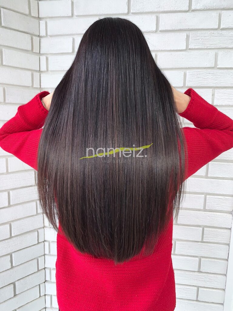 ロングヘア女性の髪を後ろから撮影した写真(ネイミーズの文字入り)