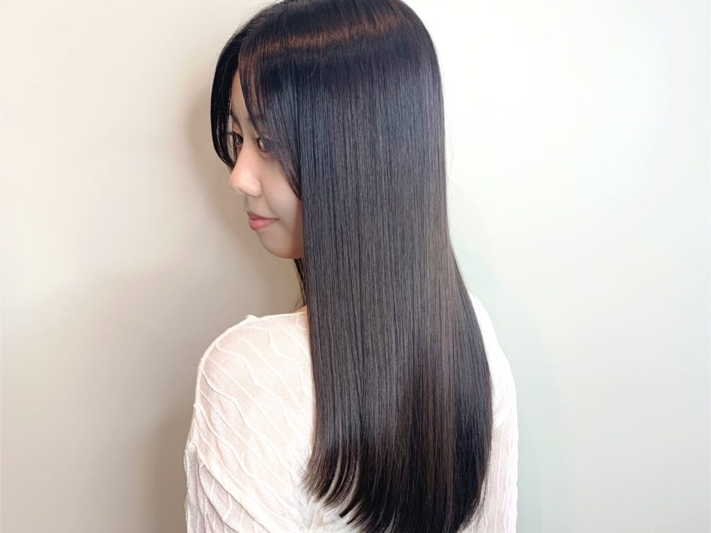 潤いのあるストレート美髪スタイル