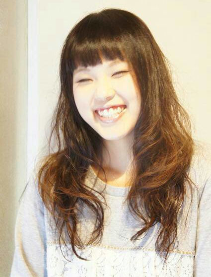 笑顔の女性の写真