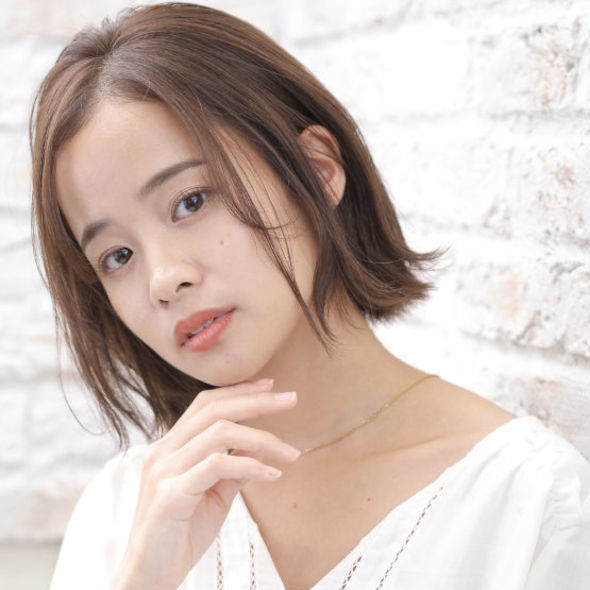 顎に手を当てたボブスタイルの女性