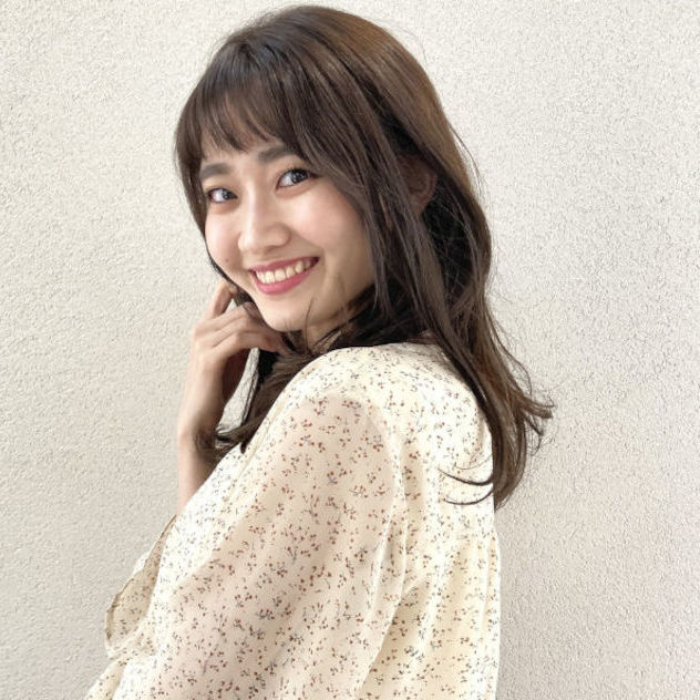笑顔でポーズを決める女性の写真