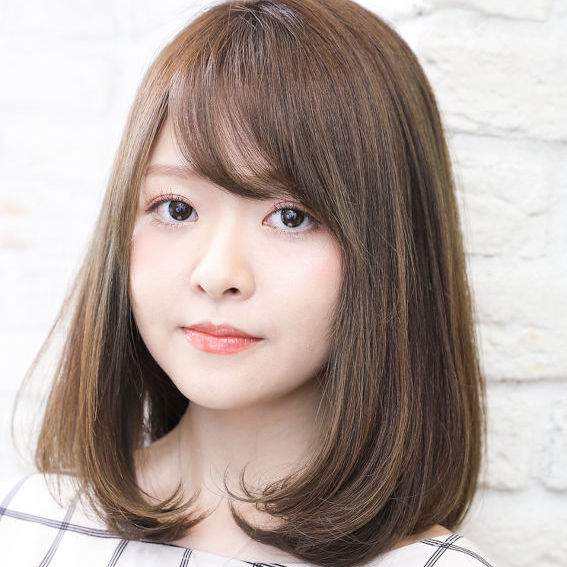 ワンカールボブスタイルの女性