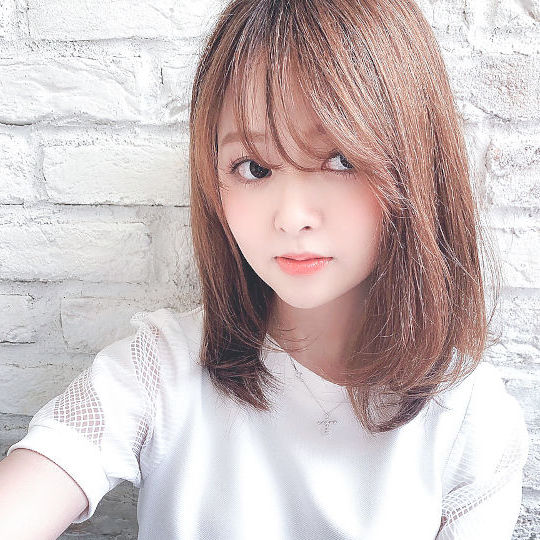 シースルーバングのロングヘアスタイル
