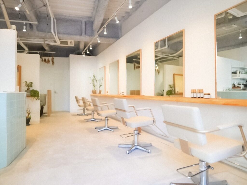 ウルのナチュラルな雰囲気の店内写真