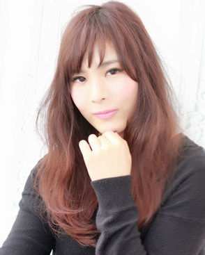 チェリーレッドカラーのヘアスタイル