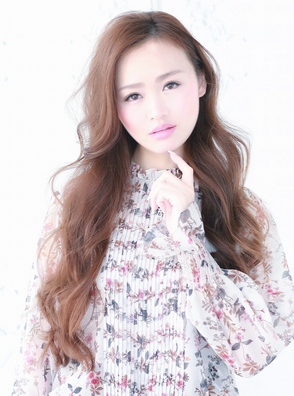 ふんわりしたソバージュスタイルの女性の写真