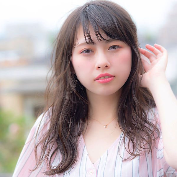 髪を耳にかける女性の写真