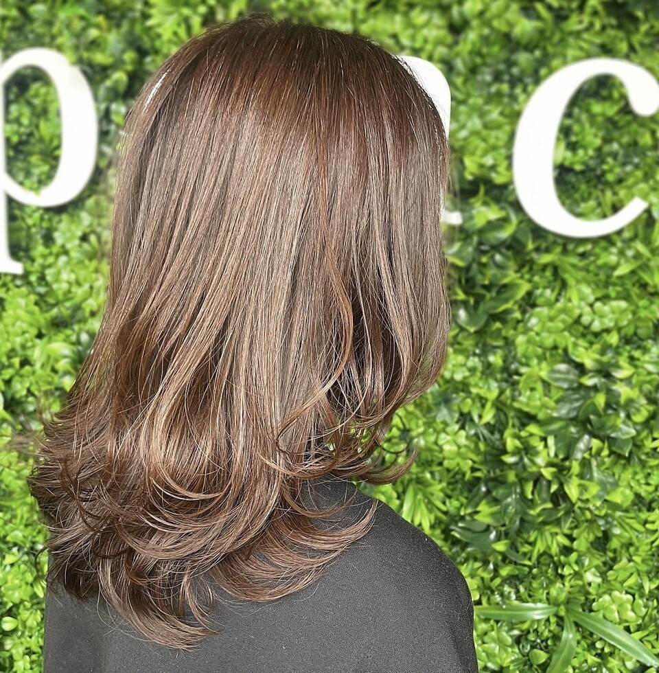 ヘアーメイクピースのパーマスタイルの女性