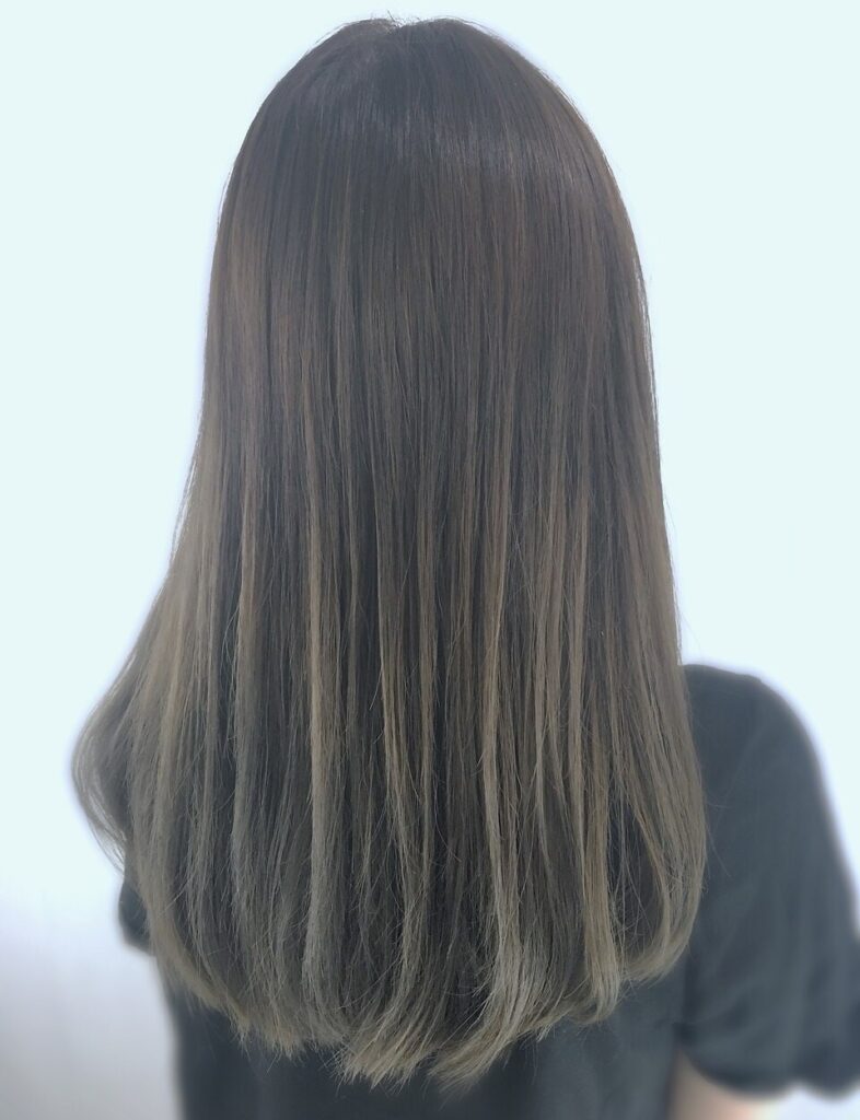 ヘアーメイクピースのストレートスタイルの女性