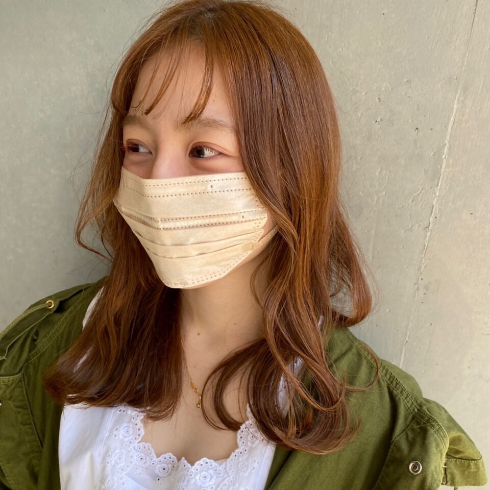 グランツ ヘアー マスクをしたセミロングの女性