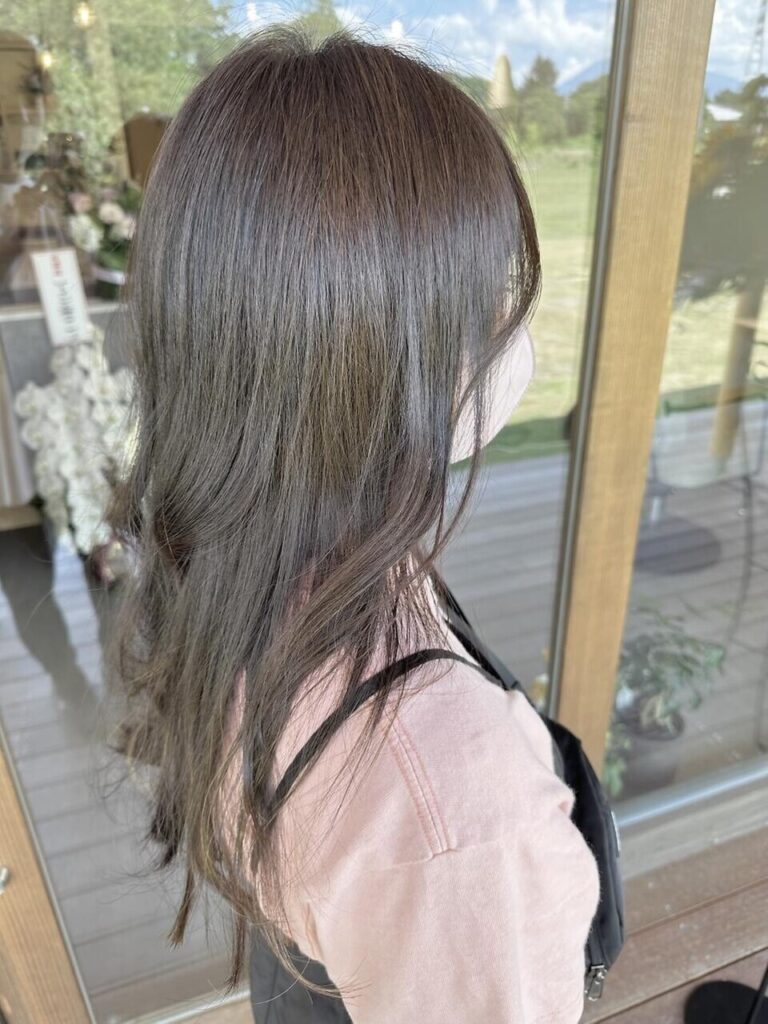 ログ 横を向いたロングスタイルの女性