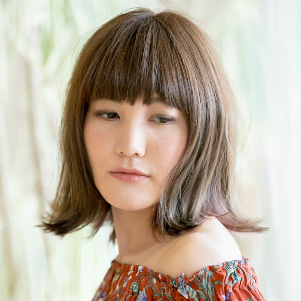 レーヴ バイ ヘアー メイク カリス 斜め下に視線を落とす女性
