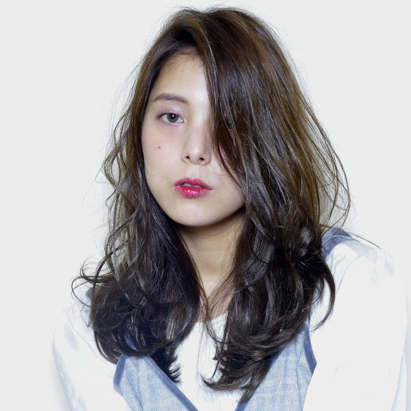 ヘアー プレイス ガーデン 大人っぽいワンレングスのロングヘアの女性