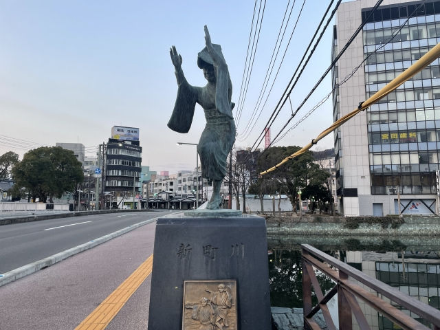 阿波踊りの銅像の写真