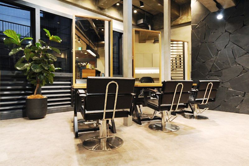 Ursus hair Living by HEADLIGHT 錦糸町店のシックな店内の雰囲気