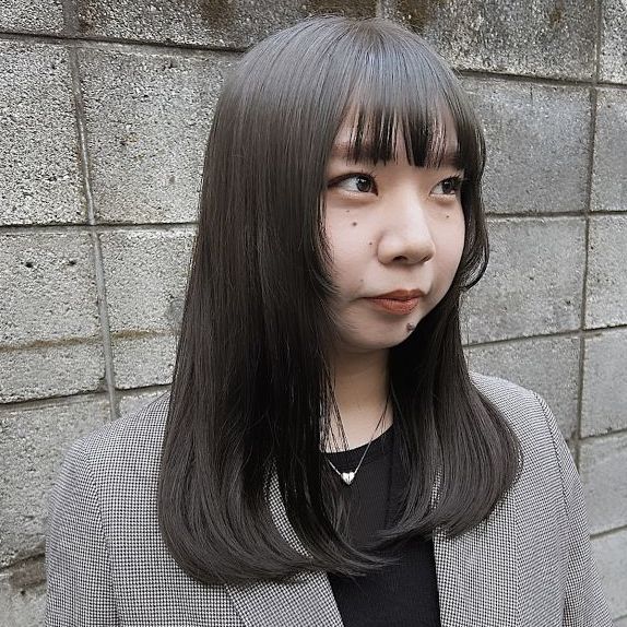 艶やかでまとまりのある髪の女性